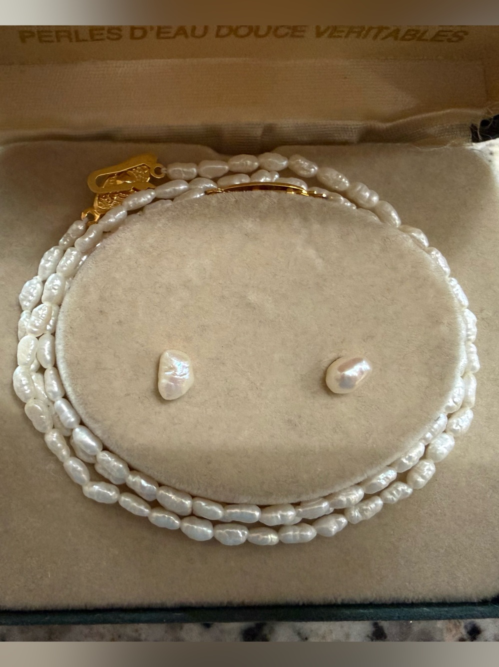 Freshwater Baroque Pearl necklace, bracelet, and earrings.